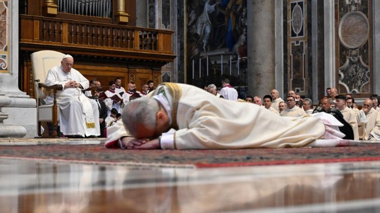 Uno de los momentos de la ordenación de Monseñor Ravelli