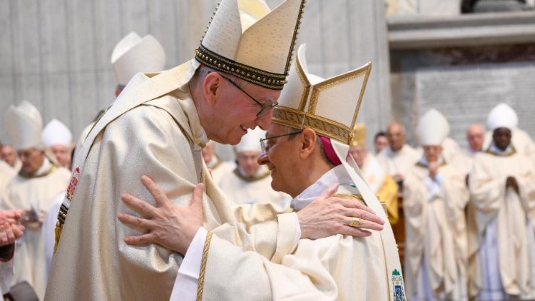 El abrazo del cardenal Pietro Parolin con Monse?or Diego Giovanni Ravelli
