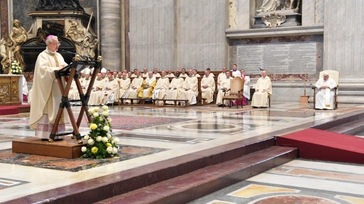 Monseñor Ravelli se dirige a la asamblea al final de la Misa