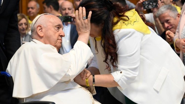 MAP Francis blesses a pilgrims from northern Italy
