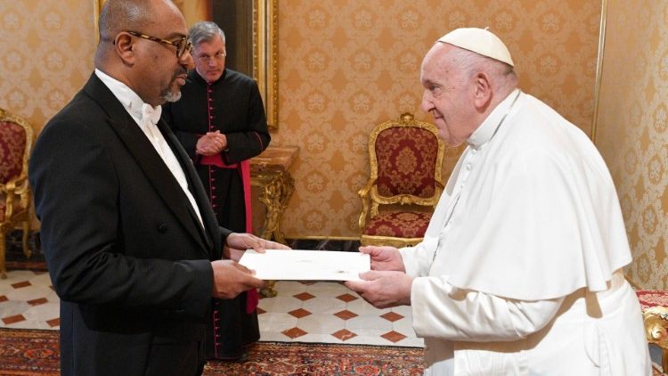 Bwana Vhangha Patrice Koffi, Balozi mpya wa Pwani ya Pembe mjini Vatican amewasilisha hati za utambulisho kwa Baba Mtakatifu Francisko mjini Vatican tarehe 3 Juni 2023.