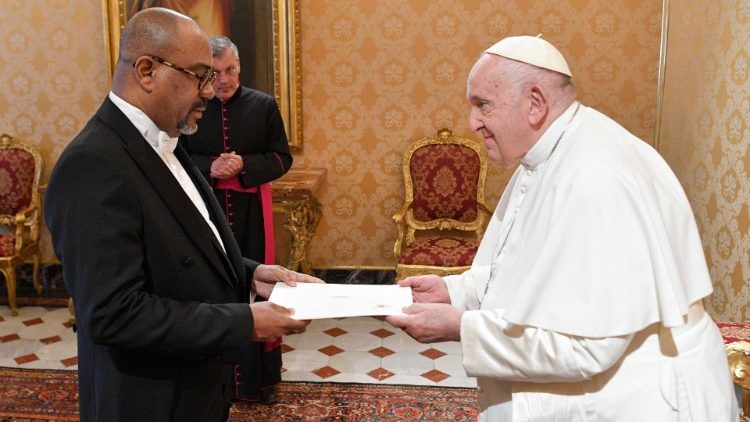 Le Pape Fran?ois, recevant les lettres de crance de M. Vhangha Patrice Koffi, nouvel ambassadeur de la Rpublique de la C?te dIvoire prs le Saint-Sige, le samedi 3 juin 2023.