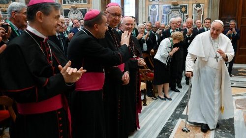 François encourage les efforts de la fondation Centesimus Annus