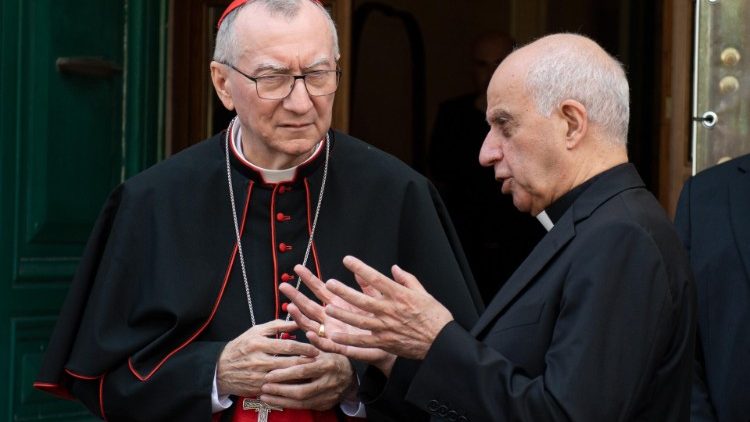 Il cardinale Parolin con monsignor Fisichella all'inaugurazione dell'Info Point per il Giubileo 2025