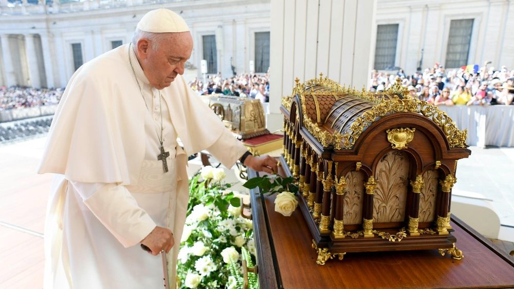 Papa Francisco coloca uma rosa branca diante das relquias de Santa Teresinha