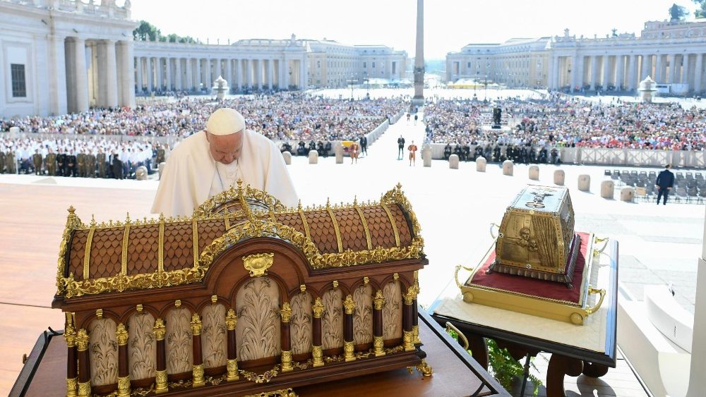 Papa em ora??o diante das relquias de Santa Teresinha
