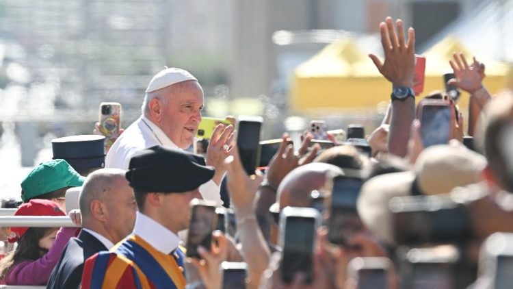 Papa Francisco passa entre a multid?o na Pra?a S?o Pedro, em 7 de junho de 2023