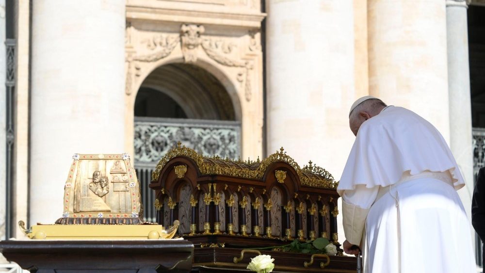 Papa em ora??o diante das relquias de Santa Teresinha