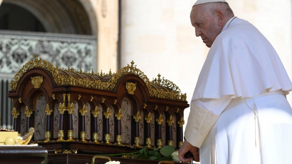 Papa em ora??o diante das relquias de Santa Teresinha