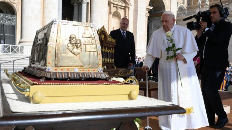 Il Papa benedice le reliquie di Santa Teresina di Lisieux