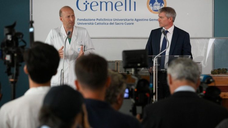 Mittagspressekonferenz in der r?mischen Gemelli-Klinik mit dem behandelnden Arzt, Sergio Alfieri, und Vatikan-Sprecher Matteo Bruni (10.6.2023) 