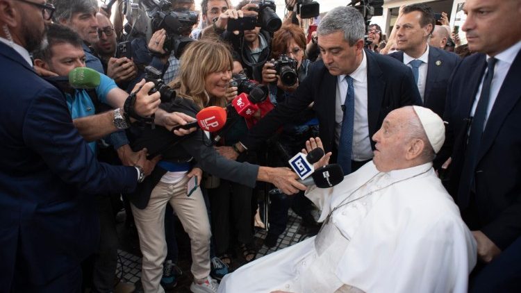 I giornalisti salutano Francesco chiedendogli una battuta