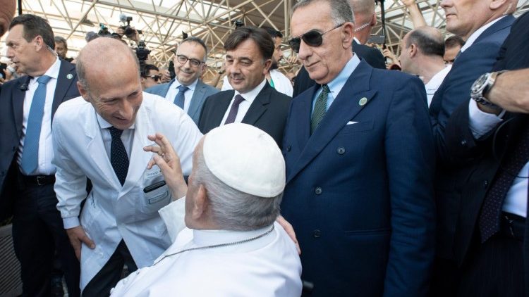 Papa Francesco insieme al professor Alfieri che lo ha operato il 7 giugno scorso