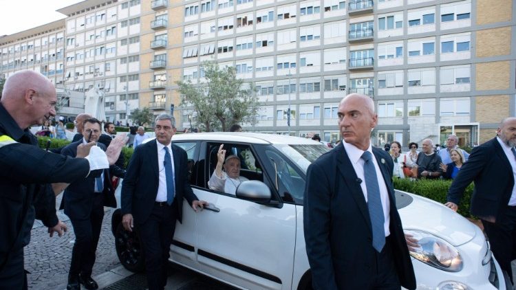 Il Papa saluta a bordo della 500 che lo riporta a Santa Marta