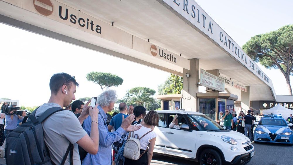 Papa Francisc la ieșirea din spitalul ”A. Gemelli”