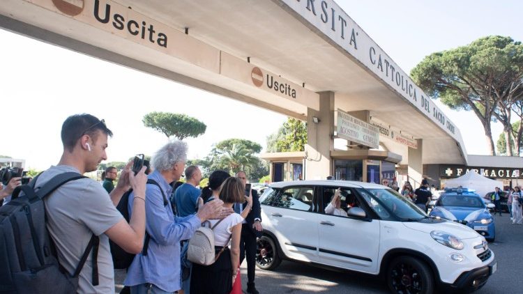 L'uscita dal Policlinico Gemelli