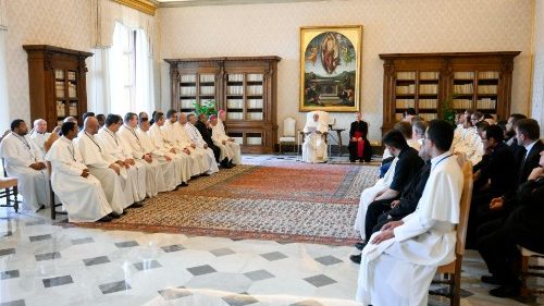 El Papa: Las habladurías y el dinero destruyen las comunidades