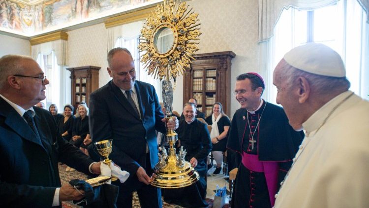 Papst Franziskus bei der Audienz fr das Organisations-Komitee des Nationalen Eucharistischen Kongresses in den USA