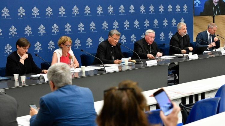 Konferencja prasowa, na ktrej zaprezentowano dokument roboczy na synod o synodalno?ci