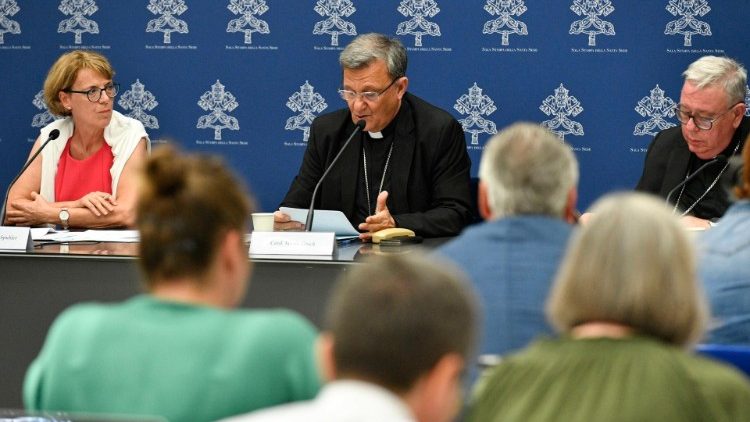 Die Macher(innen) des Synodalen Prozesses vor der Vatikanpresse