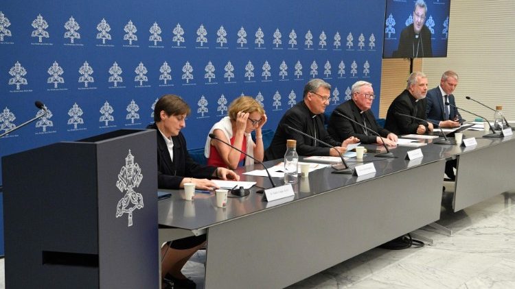 Outra imagem da mesa dos relatores da coletiva de imprensa