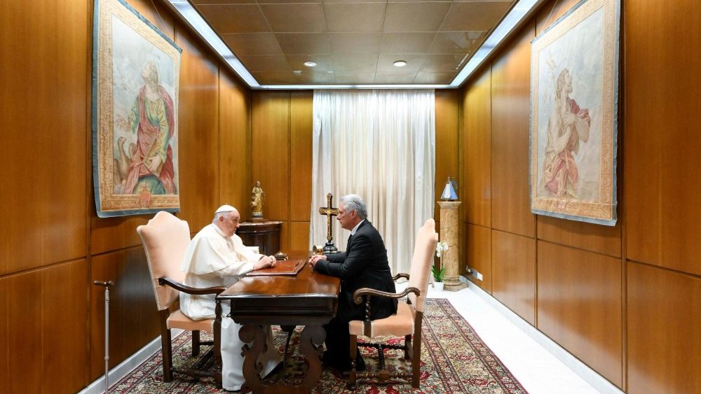 Papa Francisco e Miguel Diaz Bermdez na "Auleta" da Sala paulo VI