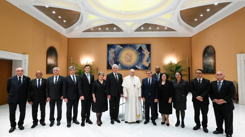 Presidente da Repblica de Cuba e squito na foto de grupo com o Papa Francisco