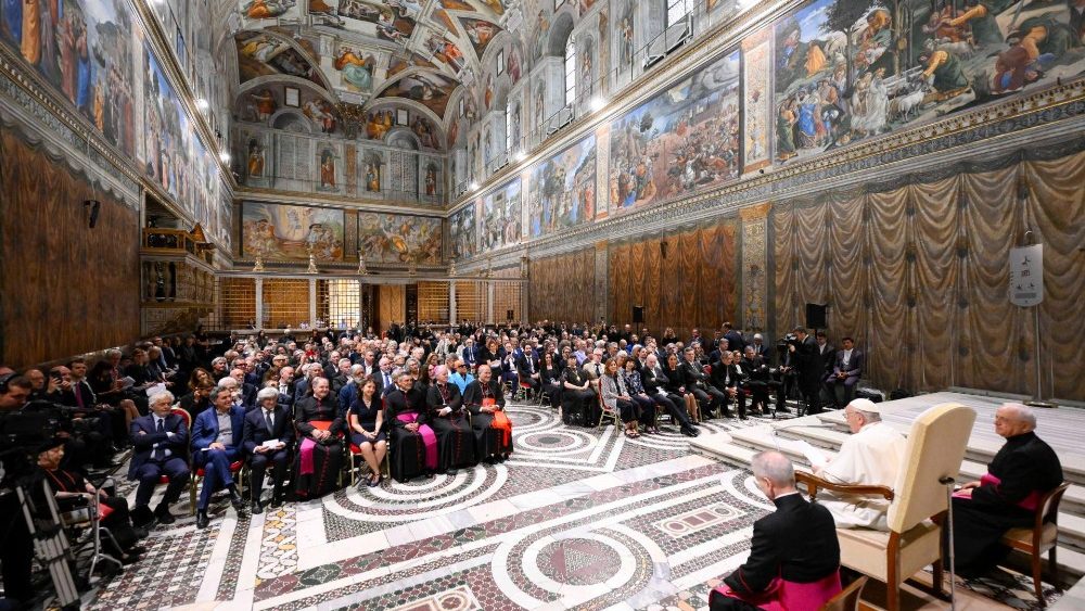 In Cappella Sistina, l'udienza di Papa Francesco agli artisti partecipanti all'incontro promosso in occasione del 50 anniversario dell'inaugurazione della Collezione d'Arte Moderna dei Musei Vaticani
