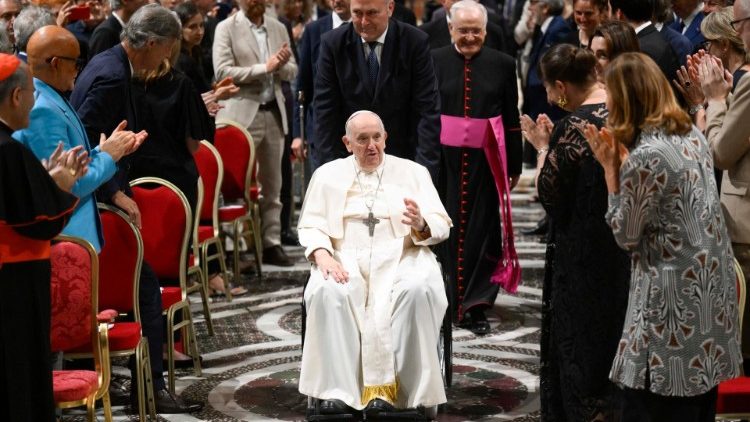 Luego del encuentro con el Papa, los artistas saludaron individualmente al Pontfice y varios le obsequiaron sus creaciones, pidindole una bendicin e intercambiando unas breves palabras de aliento. (Vatican Media)