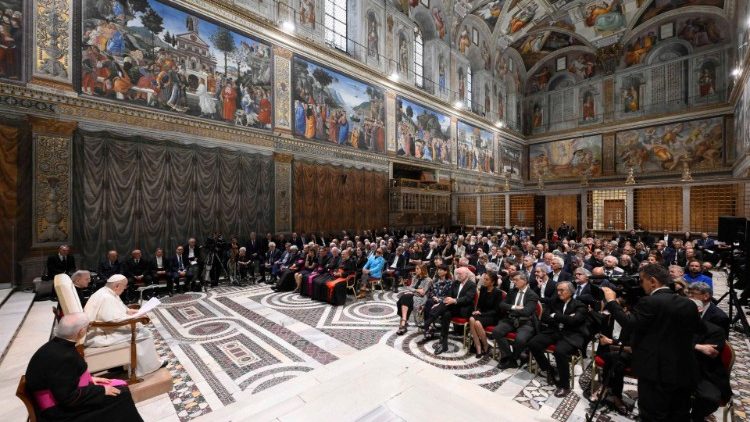  Papa në Kapelën Sistine me artistët