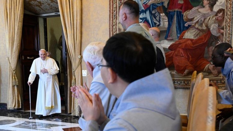 O Pontfice ao chegar para a audincia com a Congrega??o dos Servos do Parclito, no Vaticano