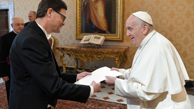 Paul Gibbard, ambassadeur du Canada prs le Saint-Sige, a prsent ses lettres de crances au Pape Fran?ois, samedi 24 juin 2023. 