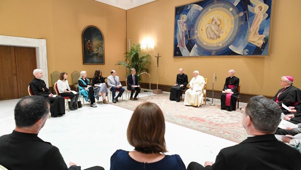 O Papa Francisco com os membros da Comiss?o de Dilogo Catlico-Discpulos de Cristo (Vatican Media)