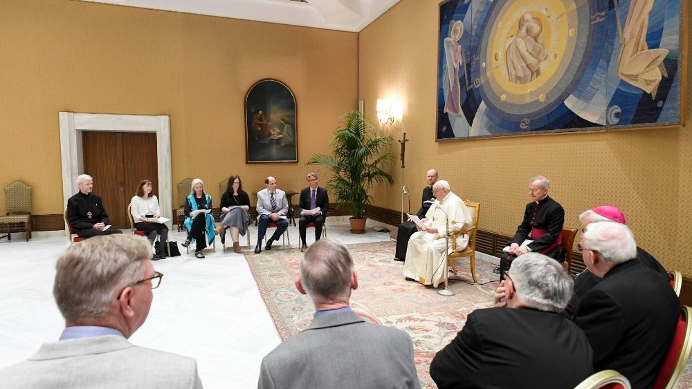 O Papa Francisco com os membros da Comiss?o de Dilogo Catlico-Discpulos de Cristo (Vatican Media)