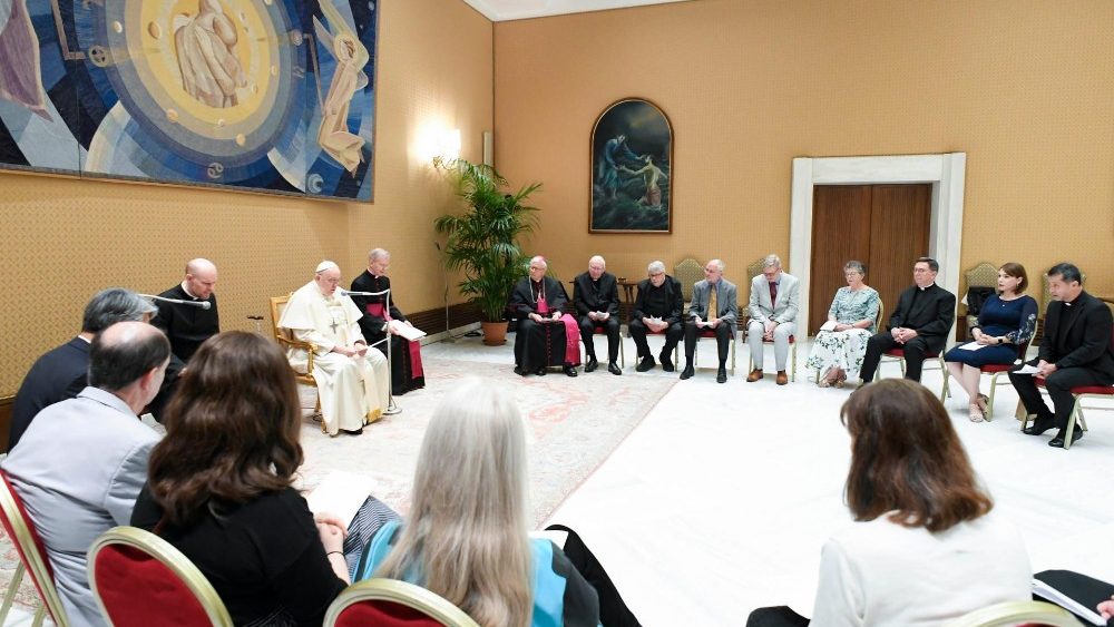 O Papa Francisco com os membros da Comiss?o de Dilogo Catlico-Discpulos de Cristo (Vatican Media)