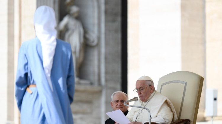 Francesco durante la catechesi dell'udienza generale