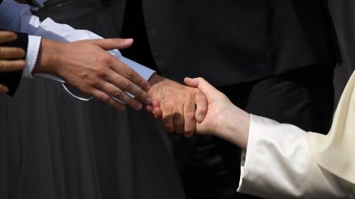 Ucraini e bielorussi accanto in Piazza San Pietro per l'udienza del Papa