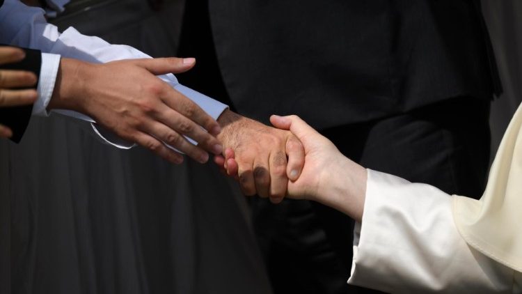 I saluti in Piazza San Pietro dopo l'udienza generale