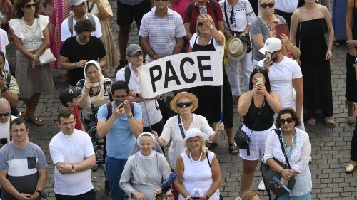 Francesco: molte guerre nel mondo, non stanchiamoci di pregare