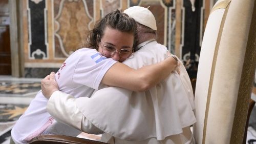 Il Papa e i giovani, nuovo podcast: anche se sbagliate, Dio è pazzo damore per voi
