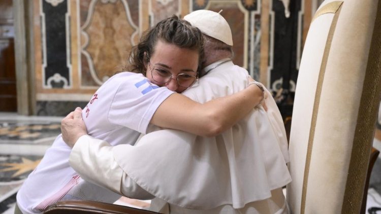 Il Papa e i giovani, nuovo podcast: anche se sbagliate, Dio  pazzo damore per voi