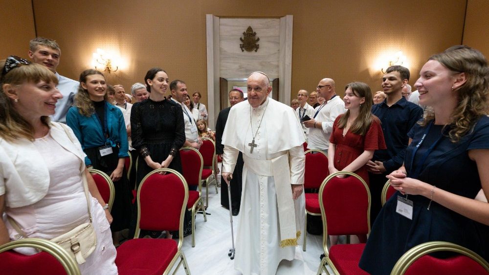 Il Papa con un gruppo di giovani polacchi del movimento "Oasi della Chiesa vivente"