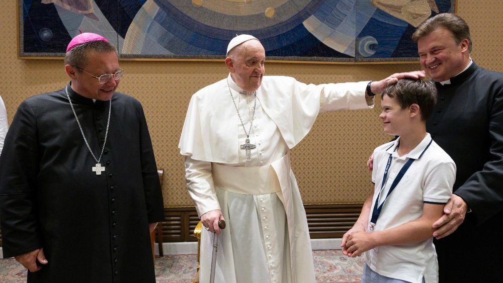 Il Papa con un gruppo di giovani polacchi del movimento "Oasi della Chiesa vivente"
