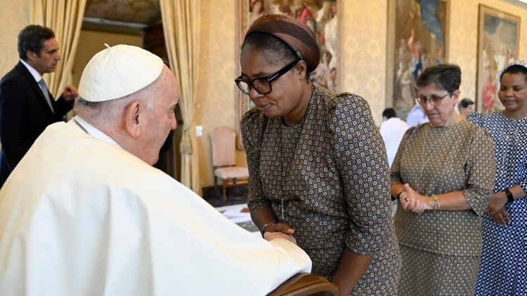 Le partecipanti al Capitolo Generale delle Religiose di Maria Immacolata Missionarie Clarettiane incontrano il Papa in Vaticano
