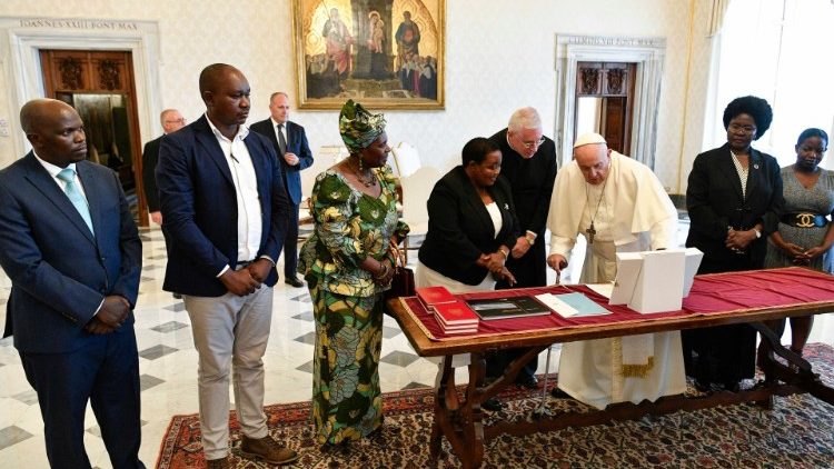Lo scambio dei doni con la premier ugandese