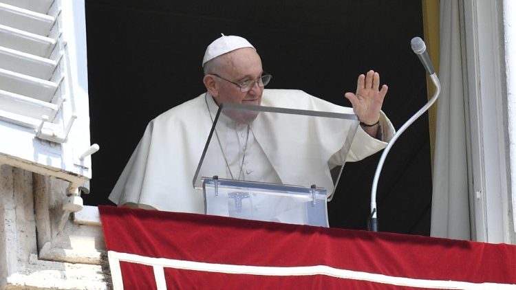 Francesco saluti i fedeli