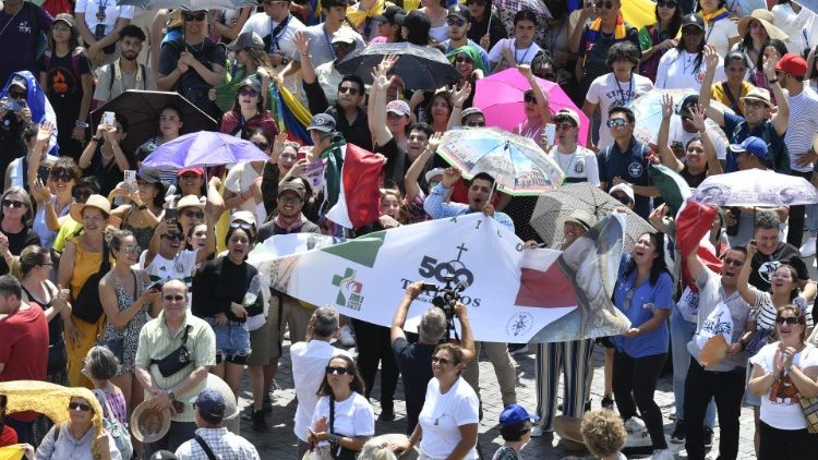 Fedeli in piazza San Pietro per l'Angelus