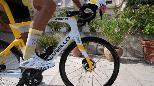 Glasgow, gli atleti vaticani rallentano la corsa per sostenere una ciclista rifugiata