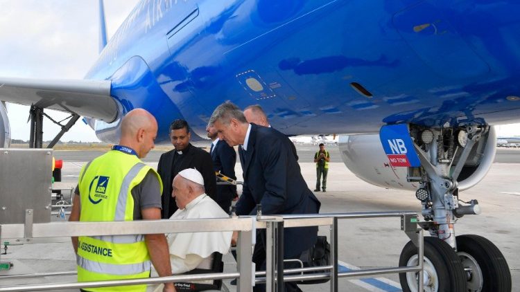 MAP Francis boards the papal plane at Rome's Fiumicino Airport