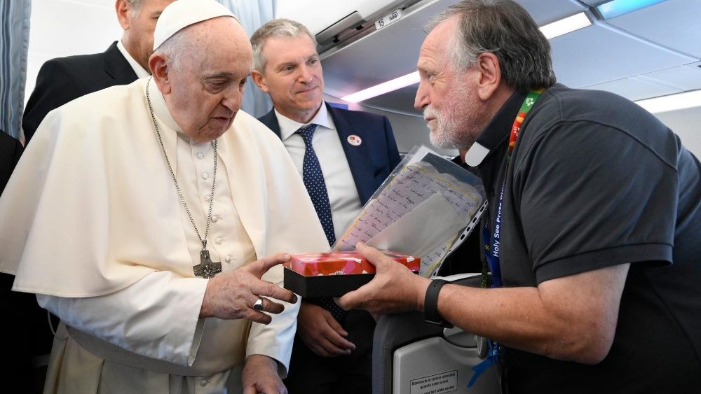 Il Papa saluta i giornalisti che lo accompagnano sul volo verso Lisbona